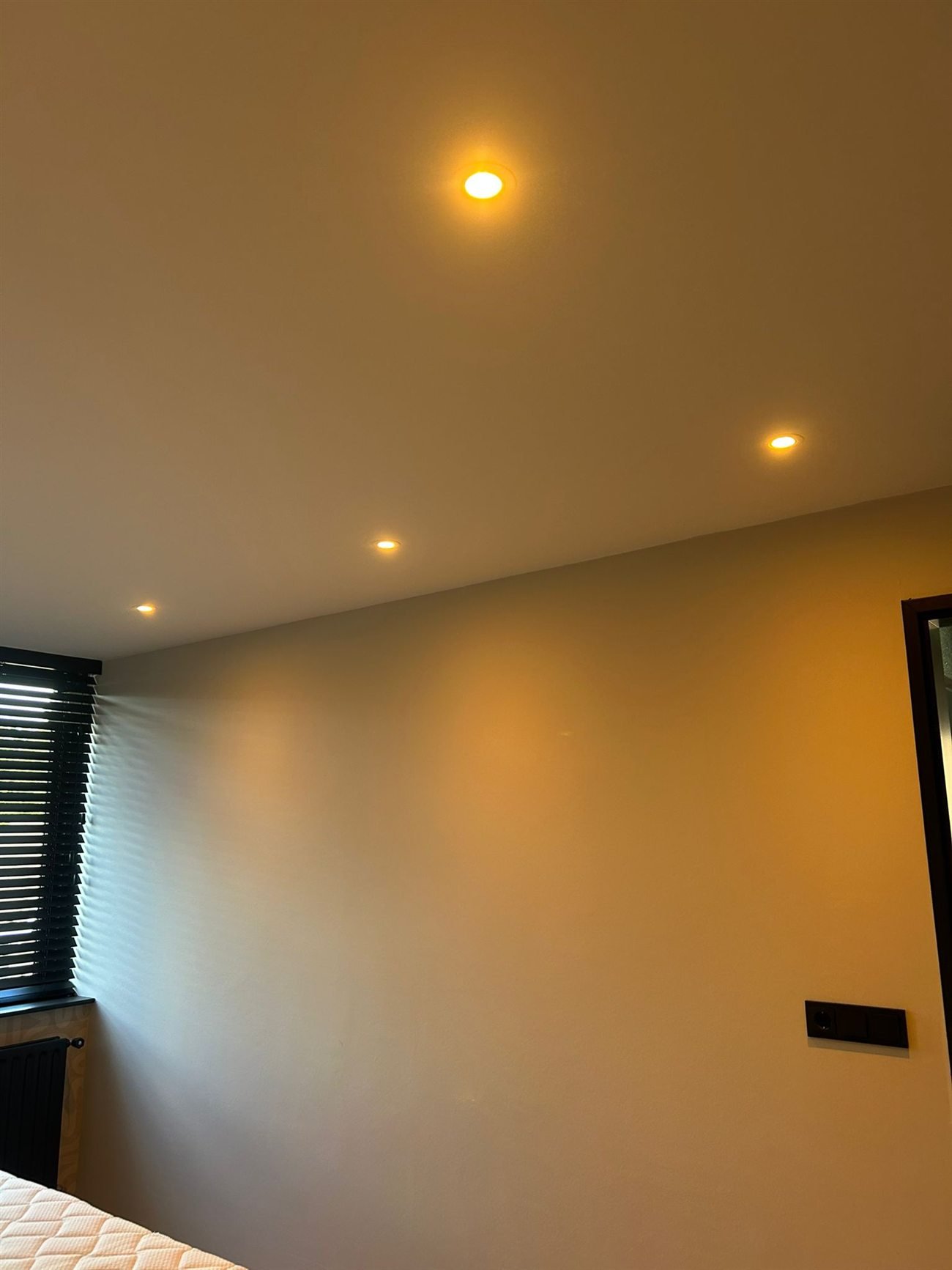Door Verwijs Techniek geplaatste inbouwspots met warm licht